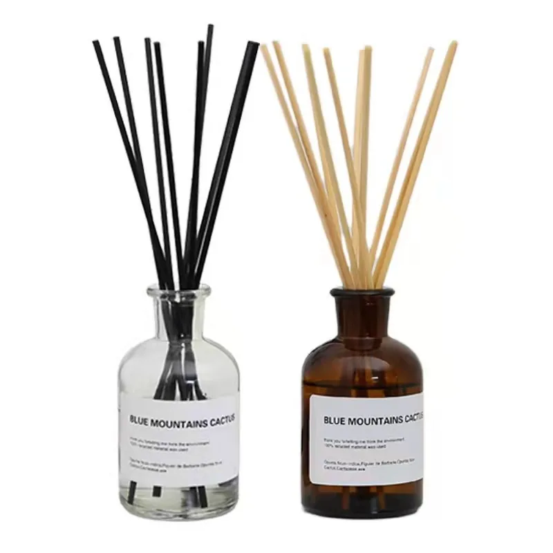 Reed diffuser bottle with natural rattan reeds